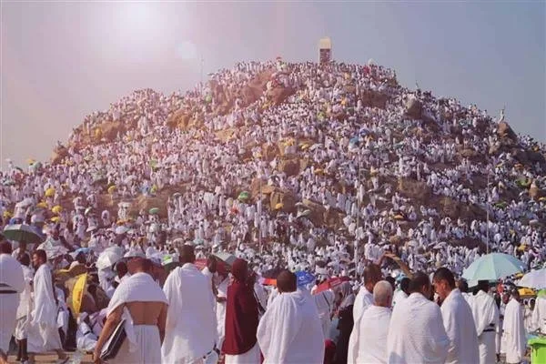 ضيوف الرحمن يقومون برمي جمرة العقبة الكبرى بعد انتهاء تنظيم تفويجهم إلى مشعر منى لقضاء أيام التشريق. ضيوف الرحمن يقومون برمي جمرة العقبة الكبرى بعد انتهاء تنظيم تفويجهم إلى مشعر منى لقضاء أيام التشريق.