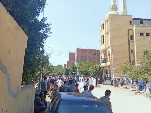 في أجواء من الحزن، سكان قرية قرنفيل يودعون شابًا قُتل على يد مجرم. في أجواء من الحزن، سكان قرية قرنفيل يودعون شابًا قُتل على يد مجرم.
