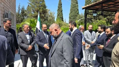 لماذا تتميز الشريعة بـ”سجادة الصلاة” وما الذي يمنع إقامة صلاة العيد “خارج قصر الشعب”؟ هل أصبحت سورية موضوعاً رائجاً لمصلحتها، وهل طلب الجولاني “إذن” من إسرائيل لزيارة درعا اليوم، وهل بدأت “المقاومة السورية” مواجهتها ضده؟ لماذا تتميز الشريعة بـ”سجادة الصلاة” وما الذي يمنع إقامة صلاة العيد “خارج قصر الشعب”؟ هل أصبحت سورية موضوعاً رائجاً لمصلحتها، وهل طلب الجولاني “إذن” من إسرائيل لزيارة درعا اليوم، وهل بدأت “المقاومة السورية” مواجهتها ضده؟