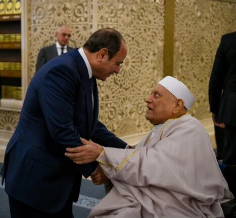 رئيس السيسي يعبّر عن احترامه للعلماء بتقبيل رأس الدكتور أحمد عمر هاشم خلال صلاة عيد الأضحى – فيديو