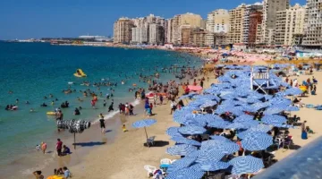 في اليوم الأول من عيد الأضحى.. شواطئ الإسكندرية تستقطب الزوار بأجواء ربيعية ونسب إشغال معتدلة