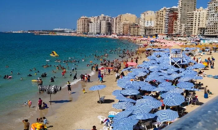 في اليوم الأول من عيد الأضحى.. شواطئ الإسكندرية تستقطب الزوار بأجواء ربيعية ونسب إشغال معتدلة
