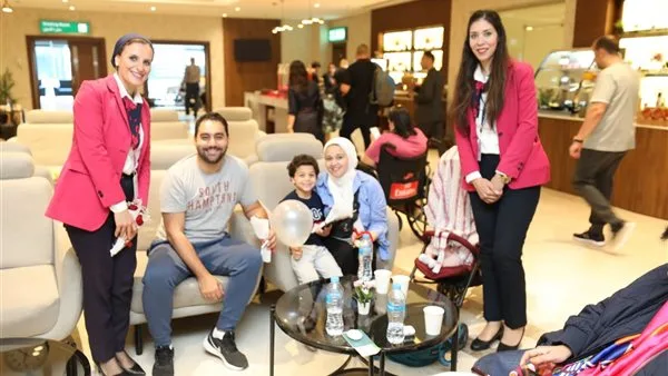 استقبال العيد في مطار القاهرة: تقديم الشوكولاتة للمسافرين احتفالاً بعيد الأضحى استقبال العيد في مطار القاهرة: تقديم الشوكولاتة للمسافرين احتفالاً بعيد الأضحى