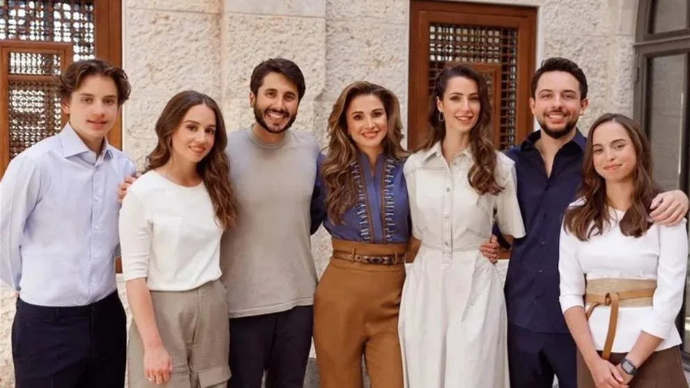 الأسرة المالكة الهاشمية تحتفي بتأهل منتخب الأردن إلى كأس العالم الأسرة المالكة الهاشمية تحتفي بتأهل منتخب الأردن إلى كأس العالم