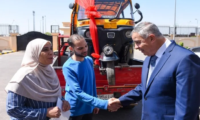 محافظ الإسكندرية يقدم «توك توك» جديد لسيدة كتعويض عن مركبتها التي تضررت جراء العاصفة