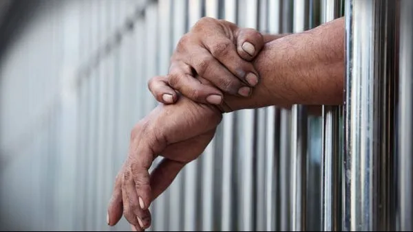 إلقاء القبض على شخص انتحل صفة مسؤول حكومي لمدة 4 أيام في العجوزة إلقاء القبض على شخص انتحل صفة مسؤول حكومي لمدة 4 أيام في العجوزة