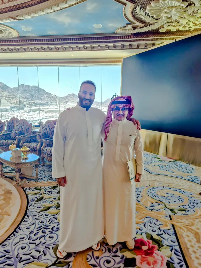 صورة تُظهر ولي العهد السعودي والوليد بن طلال تثير اهتماماً كبيراً خلال موسم الحج صورة تُظهر ولي العهد السعودي والوليد بن طلال تثير اهتماماً كبيراً خلال موسم الحج