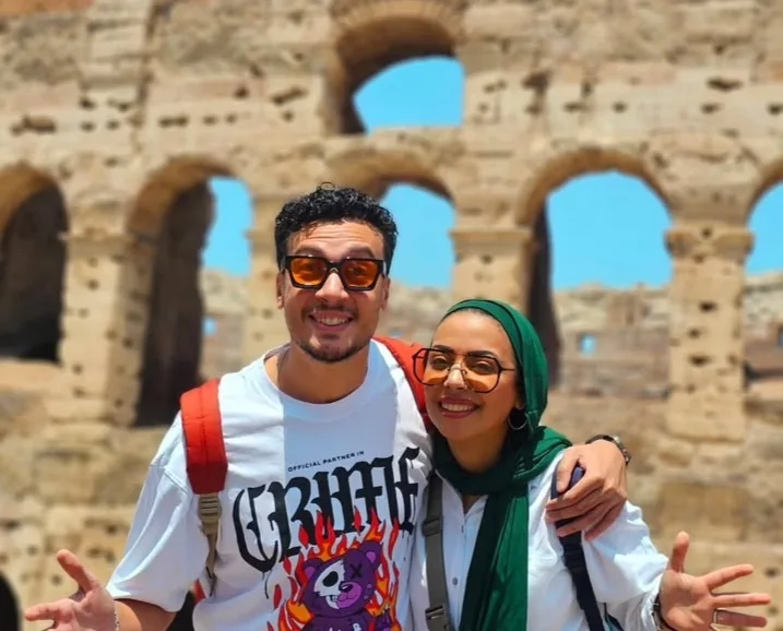 بالصور.. أحمد عبد الوهاب يحتفل بالعيد برفقة زوجته في روما