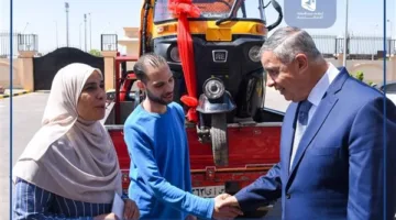 في خطوة سريعة.. محافظ الإسكندرية يقدم “توك توك” لامرأة تعول أسرتها