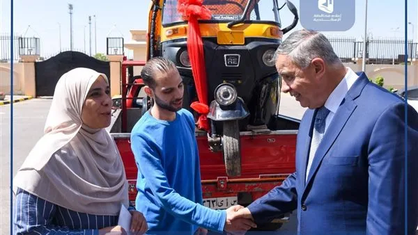 في خطوة سريعة.. محافظ الإسكندرية يقدم “توك توك” لامرأة تعول أسرتها في خطوة سريعة.. محافظ الإسكندرية يقدم “توك توك” لامرأة تعول أسرتها