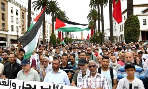 في ليلة العيد بالمغرب: مسيرة تطالب بفتح باب المساعدات إلى غزة في ليلة العيد بالمغرب: مسيرة تطالب بفتح باب المساعدات إلى غزة