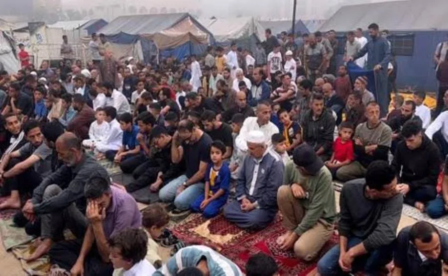 نازحون في غزة يحتفلون بعيد الأضحى رغم الحزن والدمار نازحون في غزة يحتفلون بعيد الأضحى رغم الحزن والدمار