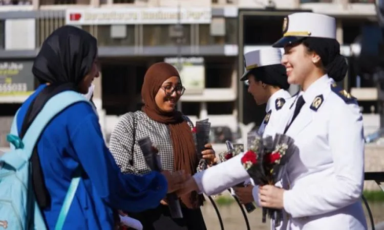 وزارة الداخلية تحتفل بعيد الأضحى مع المواطنين (فيديو) وزارة الداخلية تحتفل بعيد الأضحى مع المواطنين (فيديو)