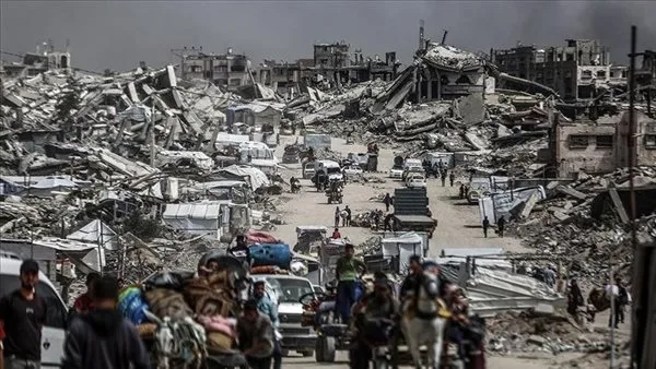 غزة بلا احتفالات: الفلسطينيون ينقبون عن بقايا الفرح وسط أنقاض الدمار والحرب غزة بلا احتفالات: الفلسطينيون ينقبون عن بقايا الفرح وسط أنقاض الدمار والحرب