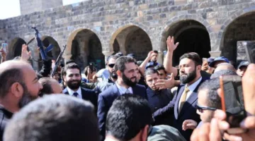 الرئيس السوري المؤقت يقوم بزيارة تاريخية إلى درعا ويلتقي بقيادات محلية مدنية وعسكرية لأول مرة منذ الإطاحة بالأسد.
