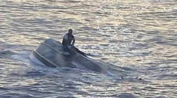 مصرع مهاجر مصري وإنقاذ 36 شخصًا آخرين جراء حريق في مركب قبالة سواحل طبرق