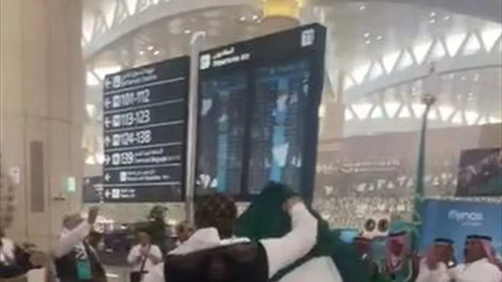سعوديون وسوريون يحتفلون سوياً في مطار دمشق (فيديو) سعوديون وسوريون يحتفلون سوياً في مطار دمشق (فيديو)