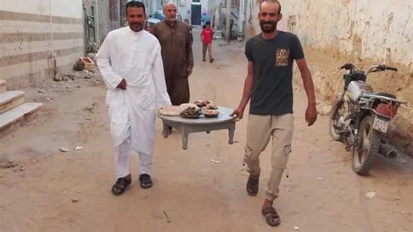 اجتماع الأسر حول الطبلية: من أبرز التقاليد الواحاتية في عيد الأضحى بالوادي الجديد اجتماع الأسر حول الطبلية: من أبرز التقاليد الواحاتية في عيد الأضحى بالوادي الجديد
