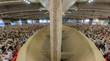 الحجاج يستمرون في رمي الجمرات خلال اليوم الأول من أيام التشريق