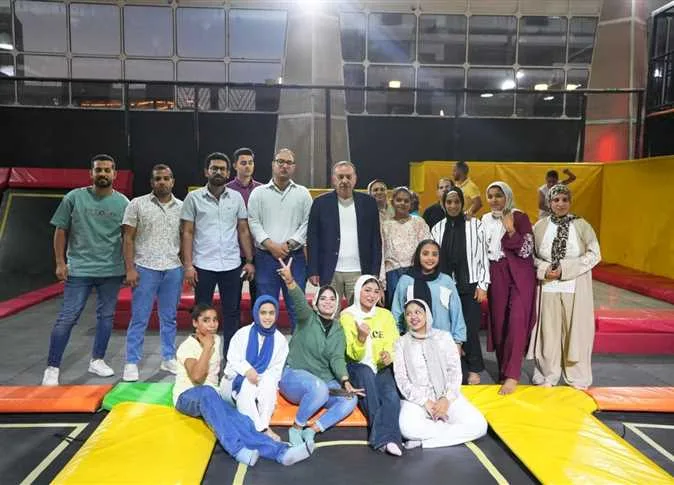 محافظ أسيوط يحتفل بعيد الأضحى مع الأطفال الأيتام ويأخذهم في رحلة ترفيهية