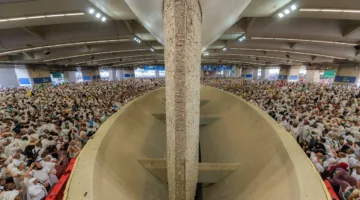 حجاج بيت الله الحرام يقومون برمي الجمرات في اليوم الأول من أيام التشريق