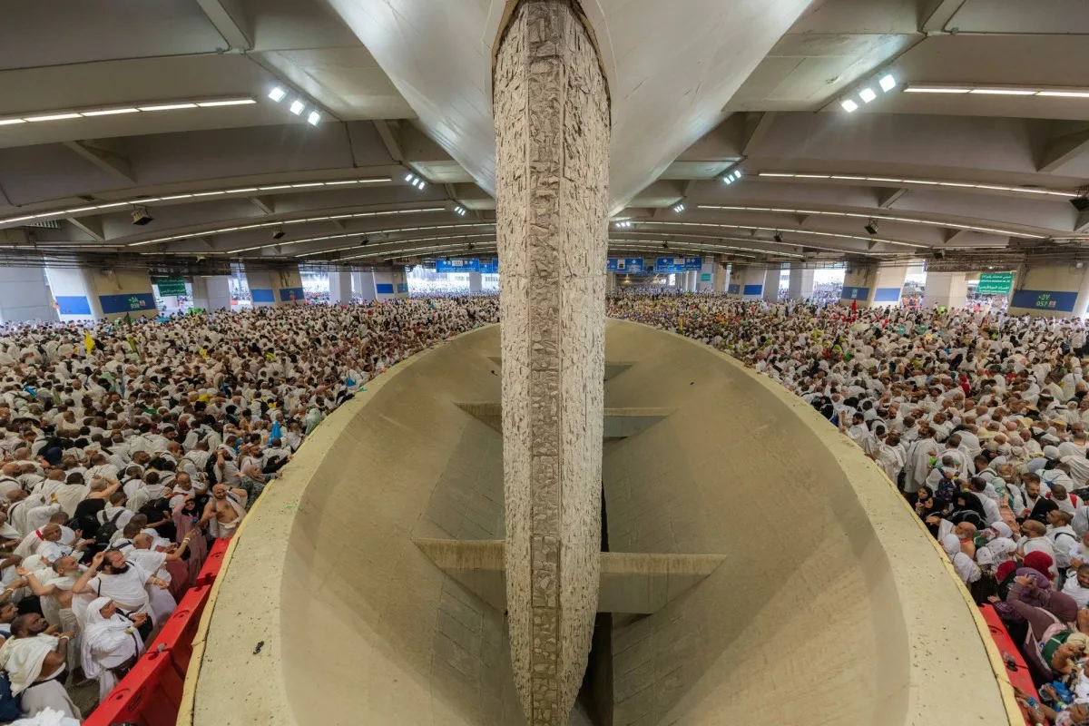 حجاج بيت الله الحرام يقومون برمي الجمرات في اليوم الأول من أيام التشريق حجاج بيت الله الحرام يقومون برمي الجمرات في اليوم الأول من أيام التشريق