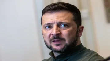 زيلينسكي يرد على تشبيه ترامب للحرب في أوكرانيا بصراع بين طفلين في الملعب.