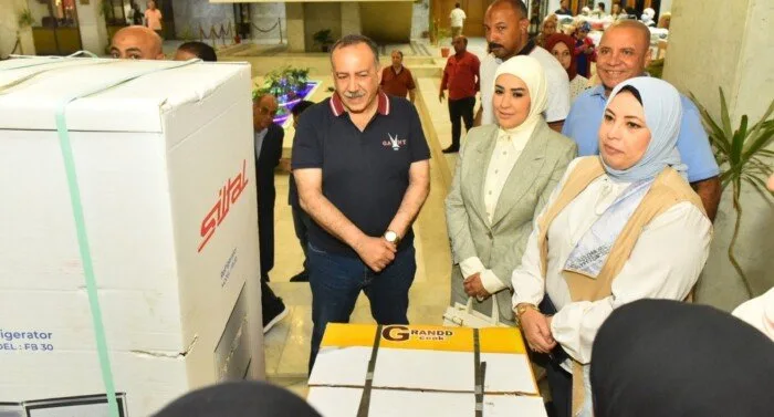 محافظ أسيوط يقدم جهاز عروس ليتيمة في إطار مبادرات الدعم المجتمعي محافظ أسيوط يقدم جهاز عروس ليتيمة في إطار مبادرات الدعم المجتمعي