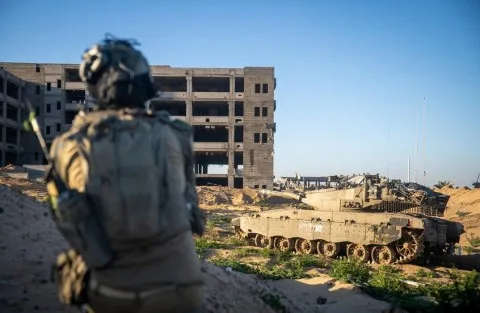 الجيش الإسرائيلي يتحدث عن استعادة جثة أسير تايلاندي خلال “عملية سرية” في مدينة رفح بجنوب قطاع غزة.