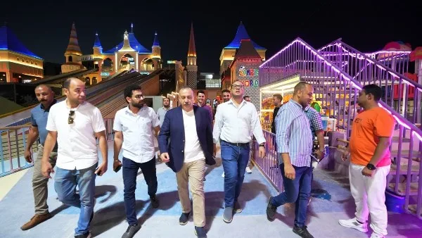 محافظ أسيوط يحيي العيد بأسلوبه الفريد: رحلة للملاهي مع دار الأيتام ومشاركة الفرح مع المواطنين في نادي العاملين محافظ أسيوط يحيي العيد بأسلوبه الفريد: رحلة للملاهي مع دار الأيتام ومشاركة الفرح مع المواطنين في نادي العاملين