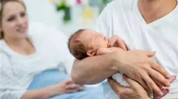 ما هو العمر الأنسب للإنجاب؟ استاذ طب النساء والتوليد يشرح (فيديو)