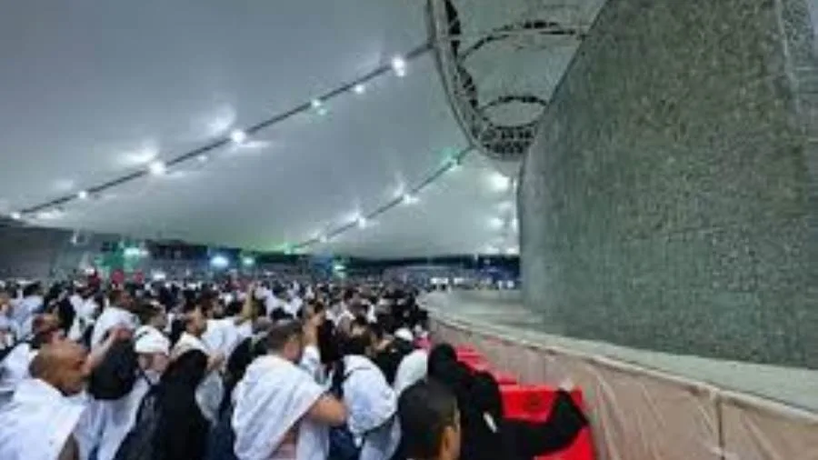 الحجاج يلقون الحصى على الجمرات الثلاث في اليوم الأول من أيام التشريق.