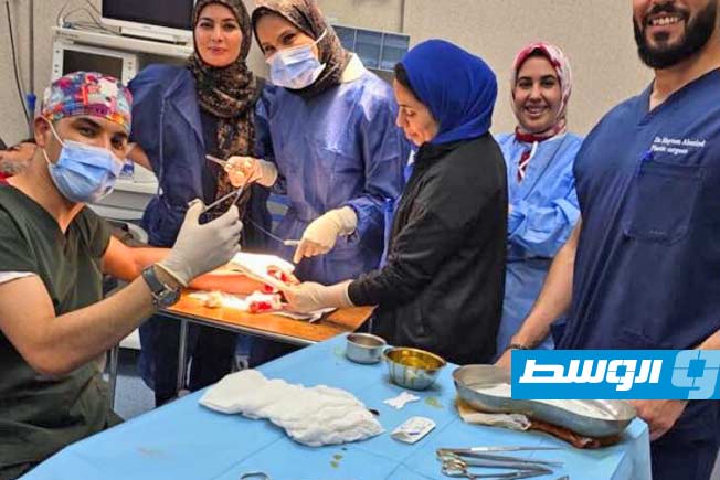 مصاب يتلقى الرعاية الطبية في مستشفى الحروق بطرابلس، 6 يونيو 2025. (صفحة المستشفى على فيسبوك)