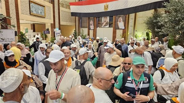 حجاج الجمعيات الأهلية يقومون برمي الجمرات في اليوم الأول من أيام التشريق حجاج الجمعيات الأهلية يقومون برمي الجمرات في اليوم الأول من أيام التشريق