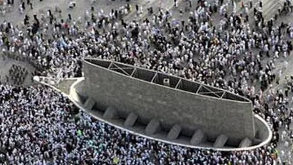 حجاج بيت الله الحرام يقومون برمي الجمرات الثلاث في اليوم الأول من أيام التشريق.