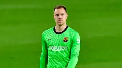 حارس برشلونة على المحك.. تير شتيجن يدفع عواقب تمرده