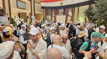 حجاج الجمعيات الأهلية يقومون برمي الجمرات في اليوم الأول من أيام التشريق بتنظيم محكم