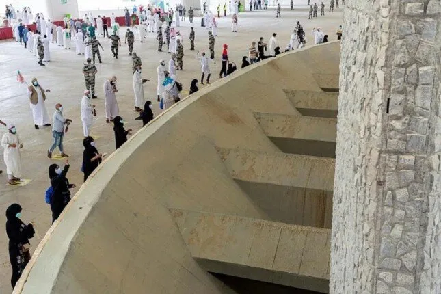 حجاج بيت الله الحرام يقذفون الجمرات الثلاث في اليوم الأول من أيام التشريق حجاج بيت الله الحرام يقذفون الجمرات الثلاث في اليوم الأول من أيام التشريق