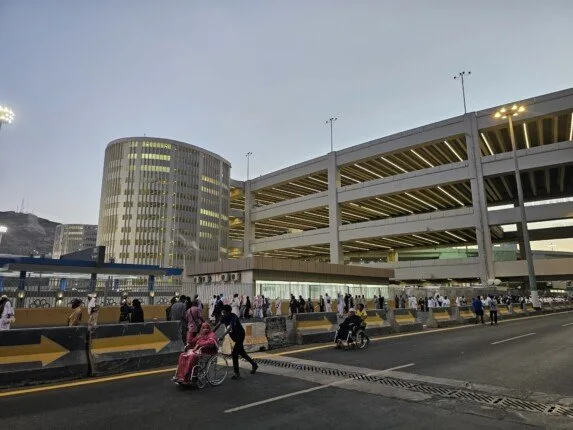 حجاج الجمعيات يقومون برمي الجمرات في اليوم الأول من أيام التشريق حجاج الجمعيات يقومون برمي الجمرات في اليوم الأول من أيام التشريق