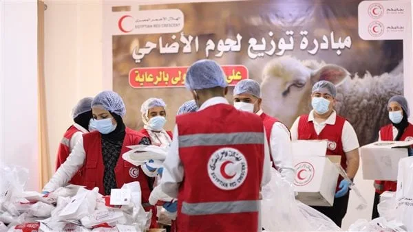 الهلال الأحمر يوزع لحوم الأضاحي على الأسر ذات الاحتياجات العالية