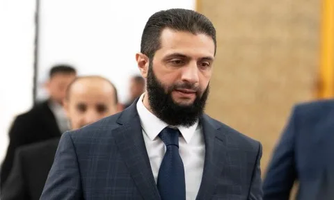 السلطات السورية تطالب فصائل المقاومة الفلسطينية بتسليم أسلحتها وتعرض عليهم مهام “اجتماعية” فقط.. قادة الفصائل يغادرون دمشق بعد تعرضهم لضغوط وملاحقات.. ما الذي يحدث في سوريا؟ السلطات السورية تطالب فصائل المقاومة الفلسطينية بتسليم أسلحتها وتعرض عليهم مهام “اجتماعية” فقط.. قادة الفصائل يغادرون دمشق بعد تعرضهم لضغوط وملاحقات.. ما الذي يحدث في سوريا؟