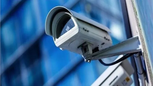 تحليل تسجيلات كاميرات المراقبة في منطقة موقع إنشاء ببدر بعد وقوع عملية سرقة