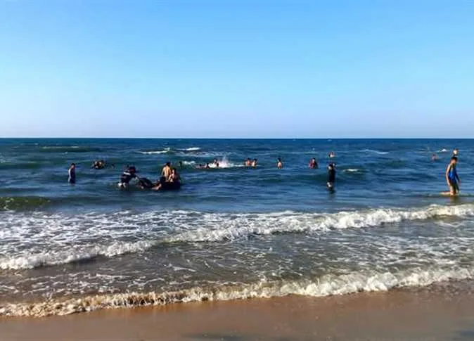 إقبال واسع من الزوار على شواطئ بلطيم خلال إجازة عيد الأضحى (صور)