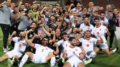 أفراح “النشامى” و”المونديال”: البنك العربي يعلن كونه “الراعي الرسمي للمنتخب” وعبارة الملكة رانيا “العيد بعيدين” تكتسب شهرة واسعة. أفراح “النشامى” و”المونديال”: البنك العربي يعلن كونه “الراعي الرسمي للمنتخب” وعبارة الملكة رانيا “العيد بعيدين” تكتسب شهرة واسعة.
