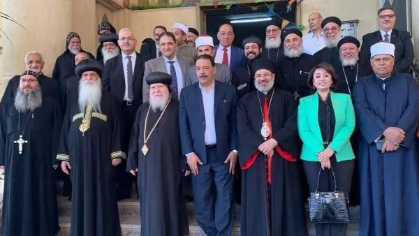 الأنبا توما يقدم التهاني لمحافظ سوهاج ورئيس المنطقة الأزهرية بمناسبة عيد الأضحى الأنبا توما يقدم التهاني لمحافظ سوهاج ورئيس المنطقة الأزهرية بمناسبة عيد الأضحى