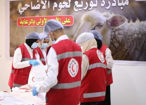الهلال الأحمر المصري يقوم بتوزيع أضاحي العيد على الأسر المحتاجة.