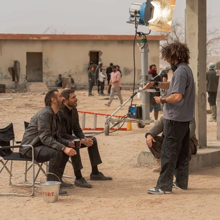 بعد كشف «نجوم الأهلي»… معلومات جديدة عن فيلم كريم عبدالعزيز وأحمد عز “7Dogs”