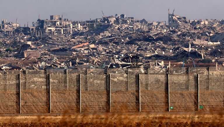 نازحون فلسطينيون يسيرون على طريق لاستلام مساعدات إنسانية من مؤسسة تدعمها أمريكا 