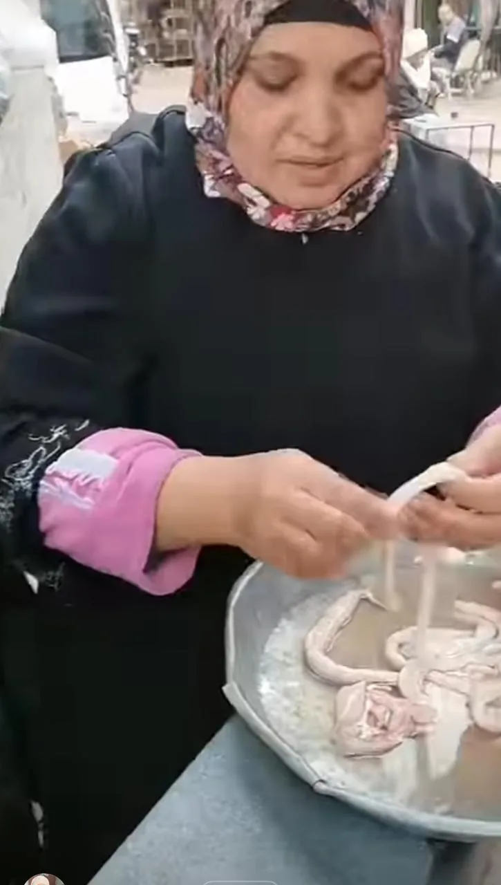 المعلمة المثقفة: تقوى الحلواني تبتكر مفهوم ‘جزارة’ جديدة في وسط القاهرة المعلمة المثقفة: تقوى الحلواني تبتكر مفهوم ‘جزارة’ جديدة في وسط القاهرة
