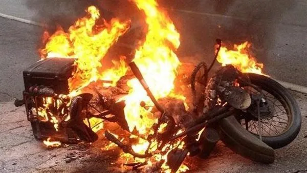 النيران تشتعل في دراجة نارية.. والسكان يتدخلون لإخمادها (فيديو)